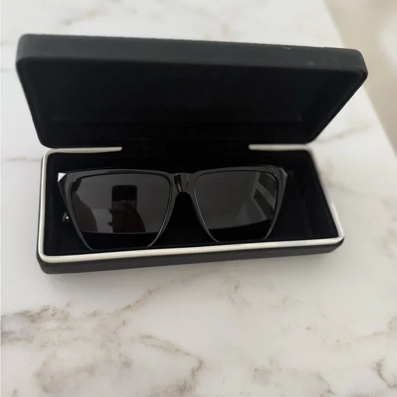 Authentic Givenchy sunglasses - Picture 3 of 6